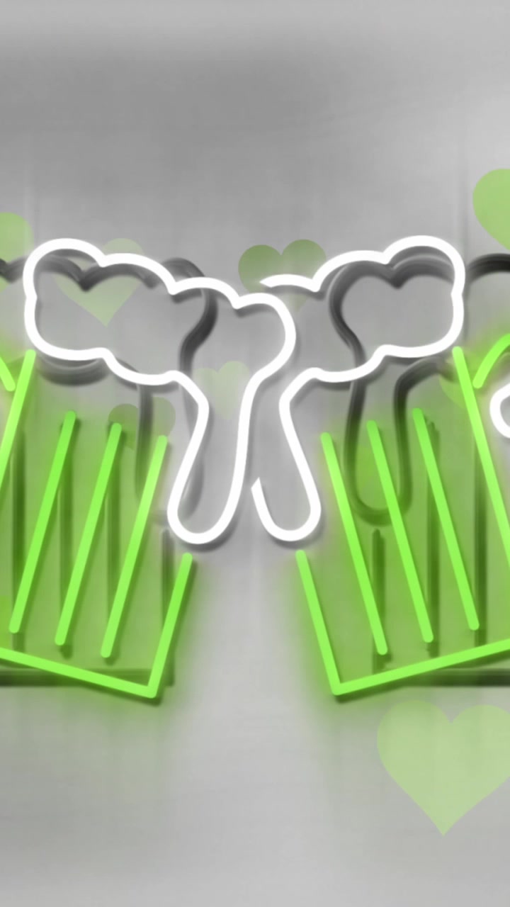 Animação de corações verdes e óculos neon do Dia de São Patrício sobre cerveja em fundo de bandeira irlandesa