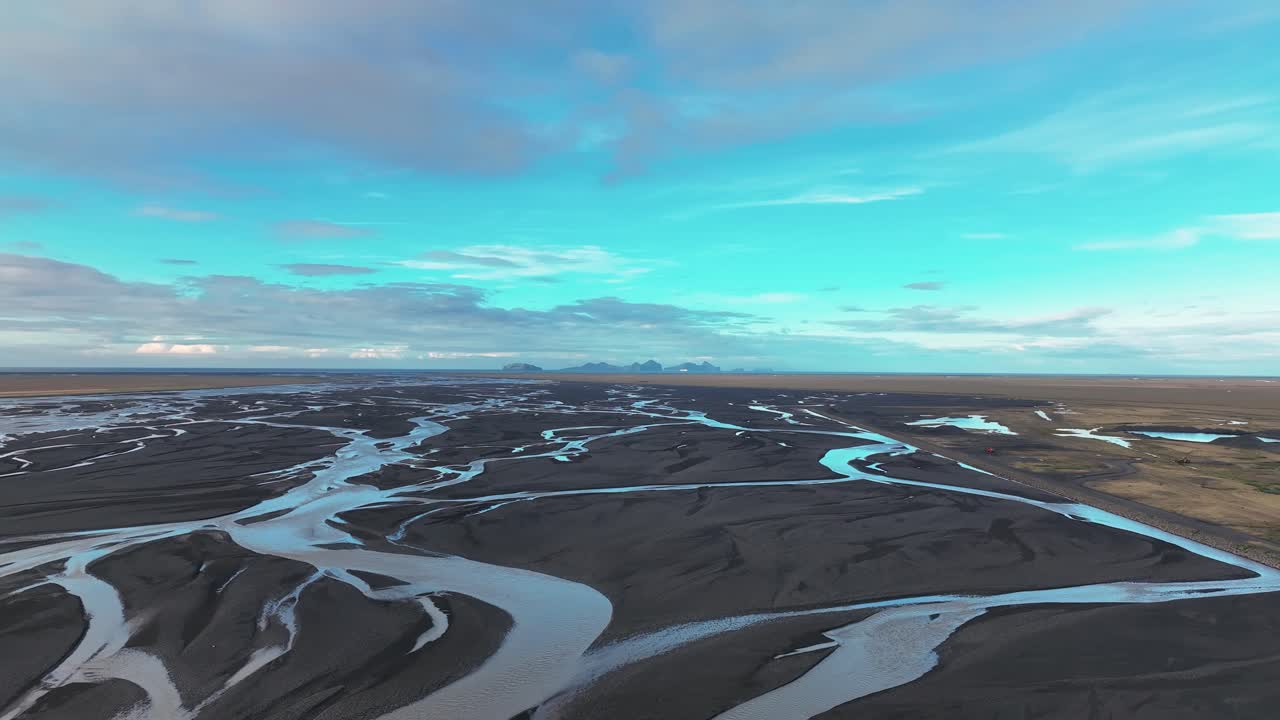 islas westman, sur de islandia - vista panorámica del lecho del río - aérea lateral