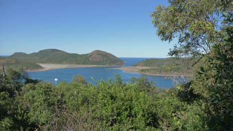 velero navegando en la playa de whitehaven desde el mirador en los verdes bosques de las islas whitsunday en queensland, australia