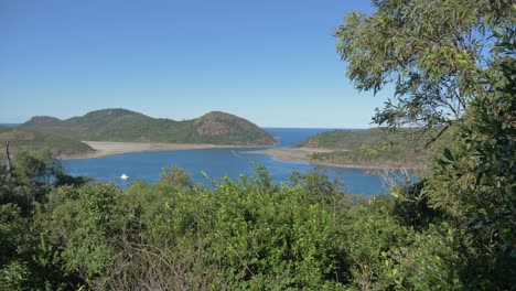 在澳洲昆士蘭的惠特桑迪群島綠色森林的觀景點上,在白海文海灘上航行的帆船