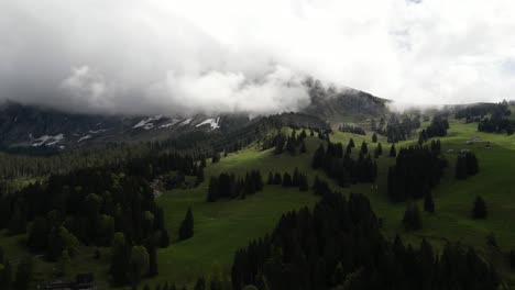 Fronalpstock-Glarus-Suiza-Valle-Contrastante-Aéreo-En-Las-Montañas