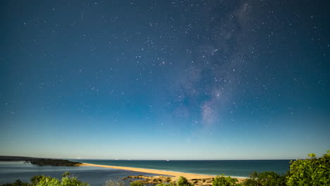 un lapso de tiempo de la vía láctea sobre el lago tyer en victoria, australia