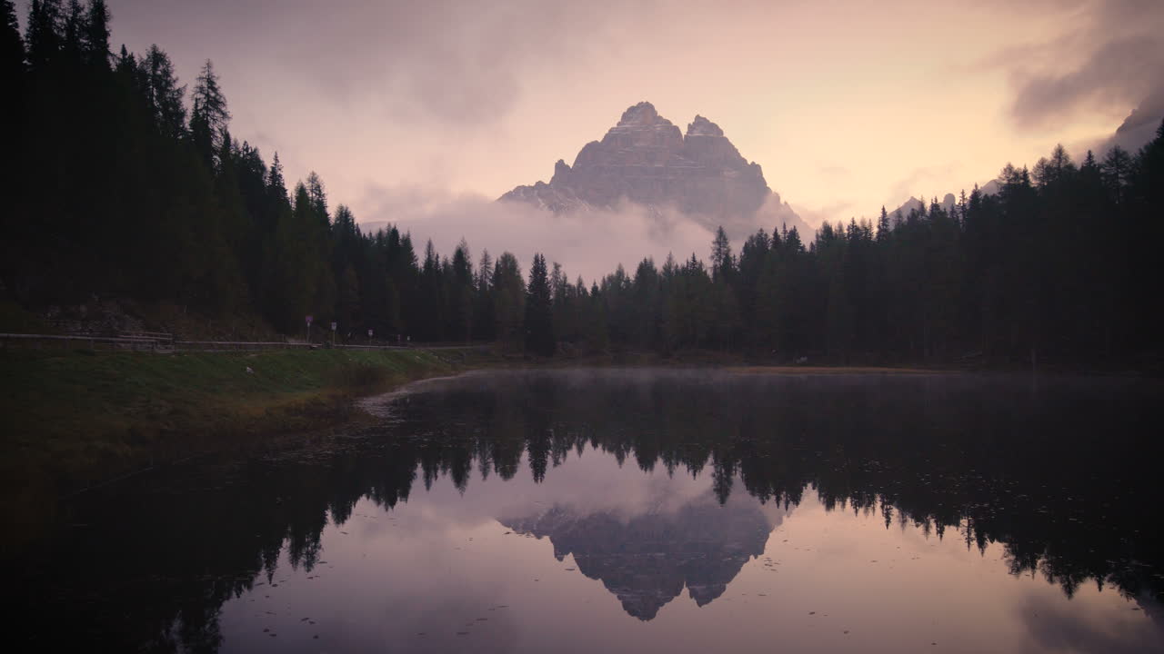 montagna delle dolomiti - tre cime di lavaredo in italia