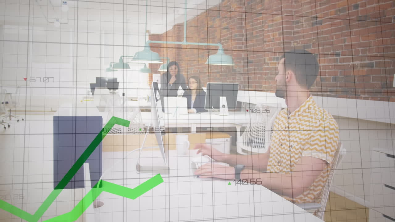 animación de procesamiento de datos estadísticos sobre un hombre caucásico haciendo una videoconferencia en una computadora portátil en la oficina