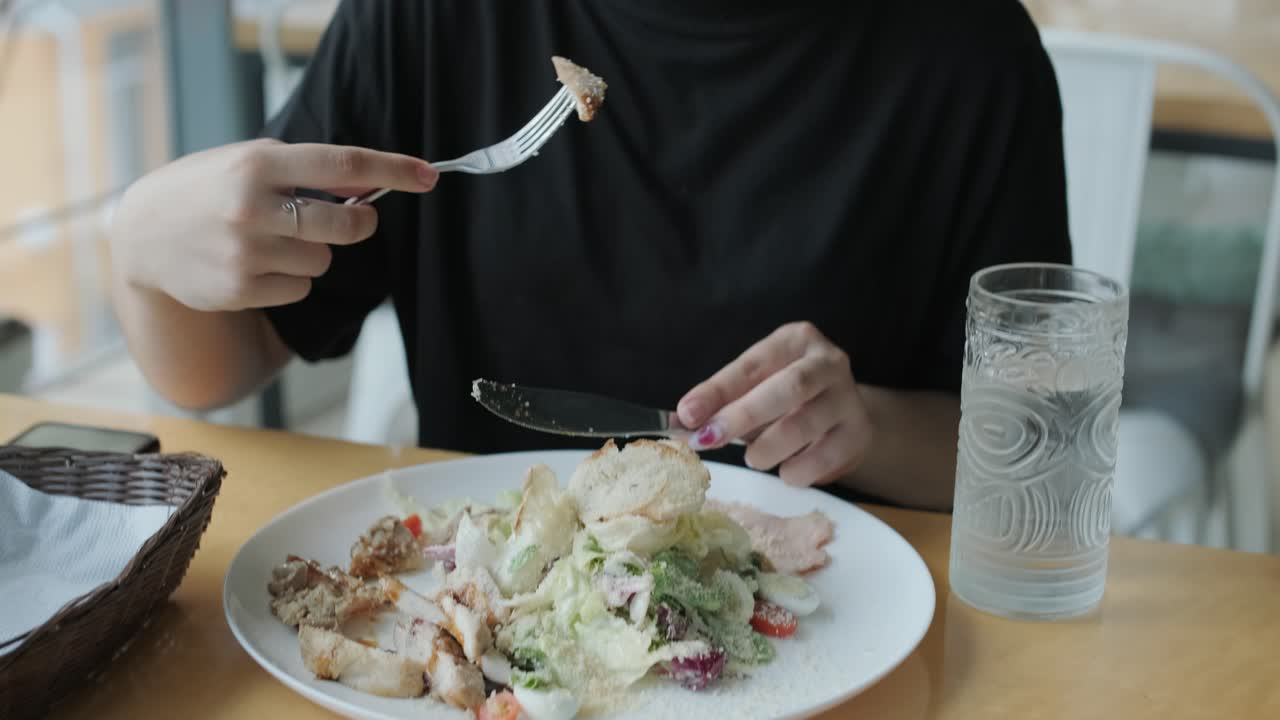 카페에서 시저 러드를 먹는 여자