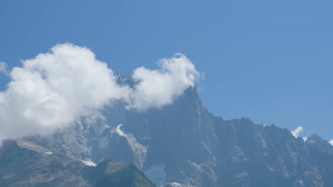 vista de los picos de las montañas con nubes en un día soleado con luz natural