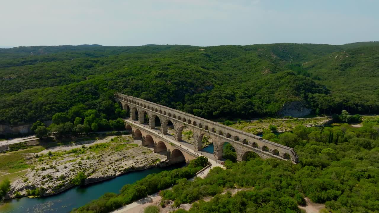 오크시티니아의 웅장한 pont du gard: 여름날, 목욕과 카누를 즐기는 관광객들 사이에서