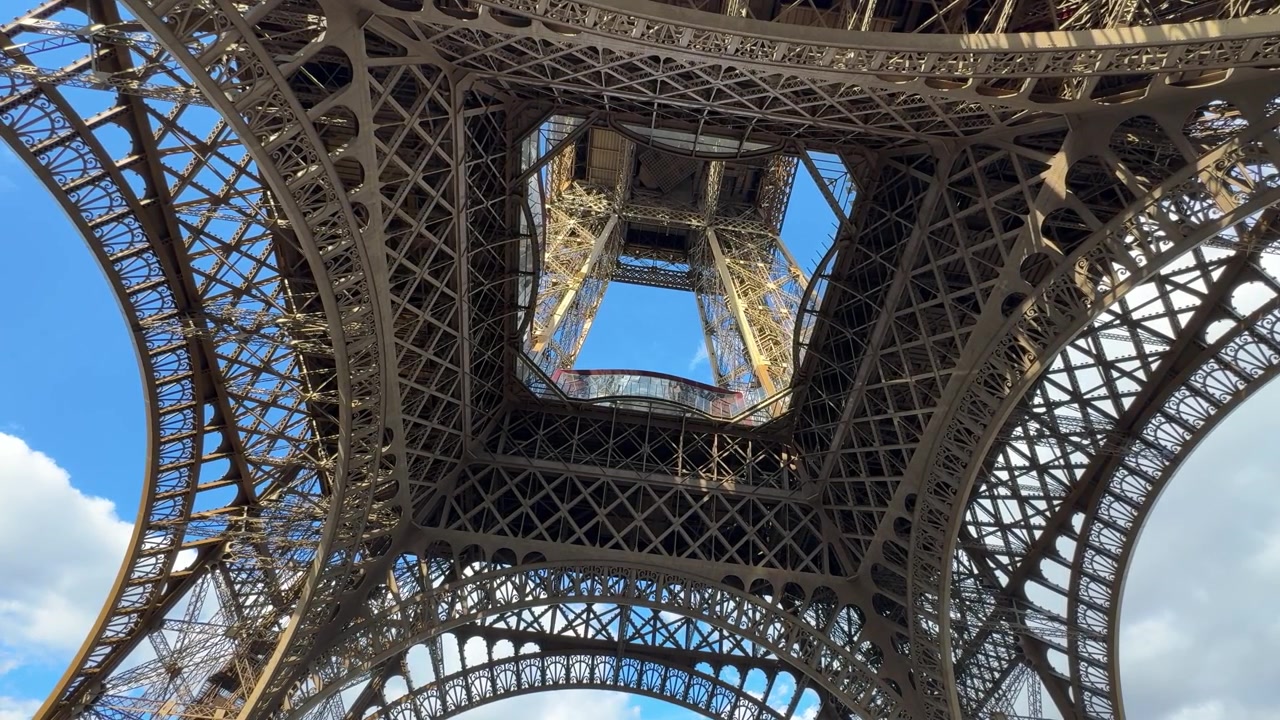 Vista della struttura in metallo e acciaio della Torre Eiffel dal basso, attrazione turistica a Parigi, Francia