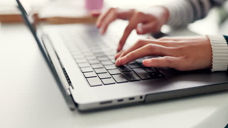estudiante, manos y mecanografía en el teclado de la computadora portátil