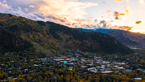 Timelapse-Aéreo-De-Los-Colores-Del-Otoño-En-Aspen,-Colorado