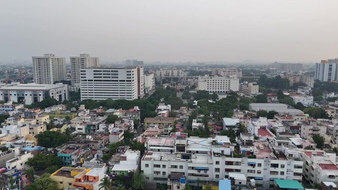 Città indiana in prospettiva aerea, metropoli meridionale nota per le sue spiagge e i suoi templi. La vista aerea evidenzia il vasto paesaggio urbano della città