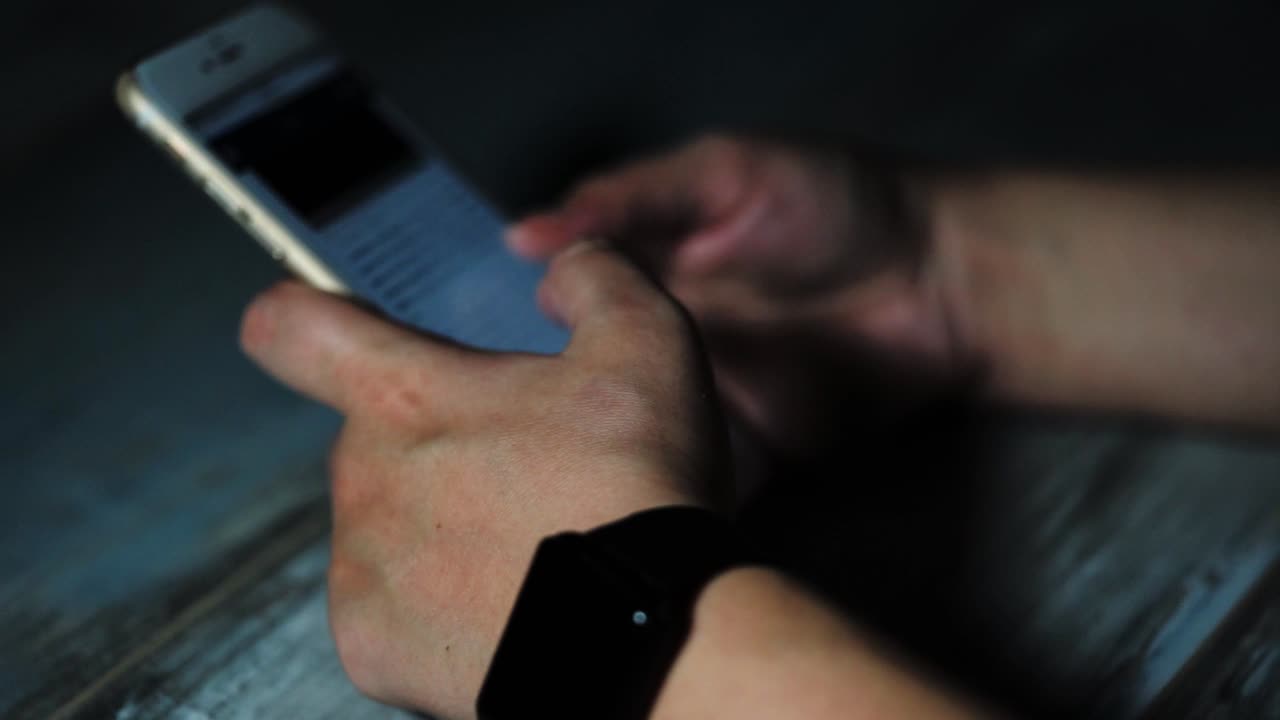 persona que utiliza un teléfono inteligente y un reloj inteligente