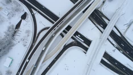 Luftaufnahme-Einer-Im-Winter-Schneebedeckten-Autobahnkreuzung.