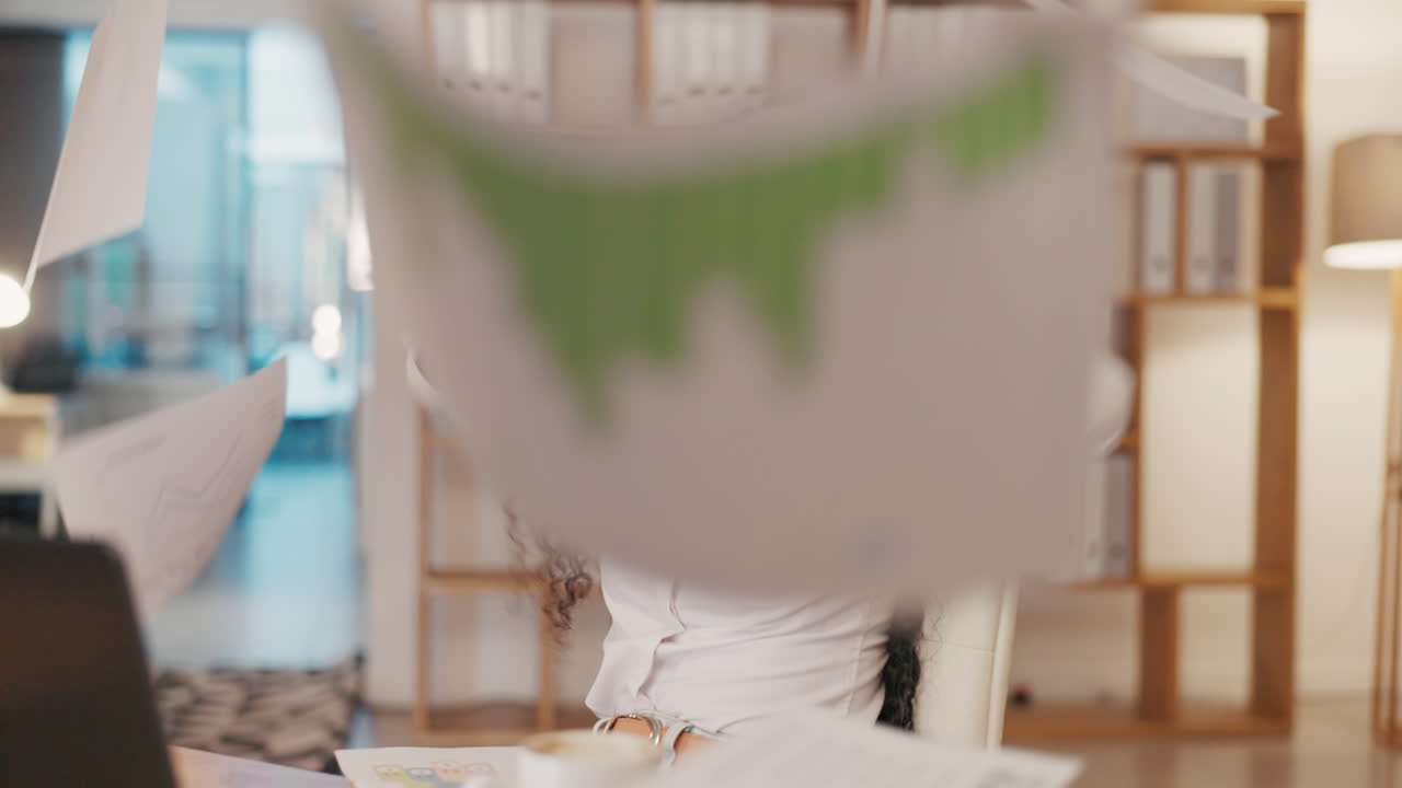 서류를 던지고, 우승자와 사업가