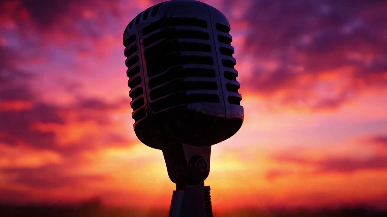 Silhouette di un microfono vintage contro un cielo colorato al tramonto, che cattura l'essenza della musica e della performance in un bellissimo ambiente esterno.