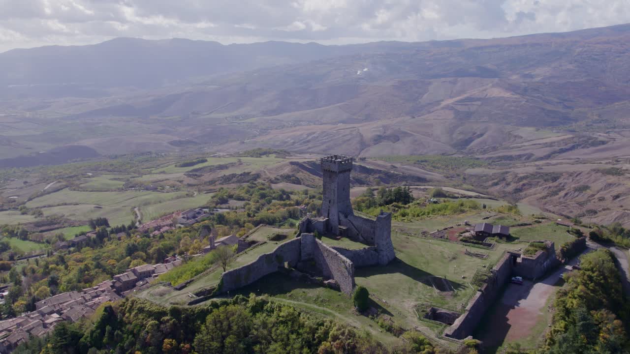 Radicofani-fæstningen på bakketop med panoramaudsigt, Toscana, Italien