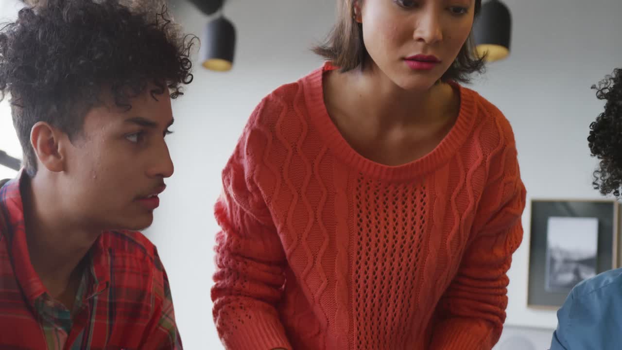 diversas personas de negocios discutiendo el trabajo con documentos durante una reunión en la oficina