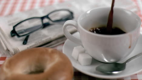café llenando en súper cámara lenta una taza