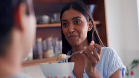 pareja, alimentación y amor en la cocina comida