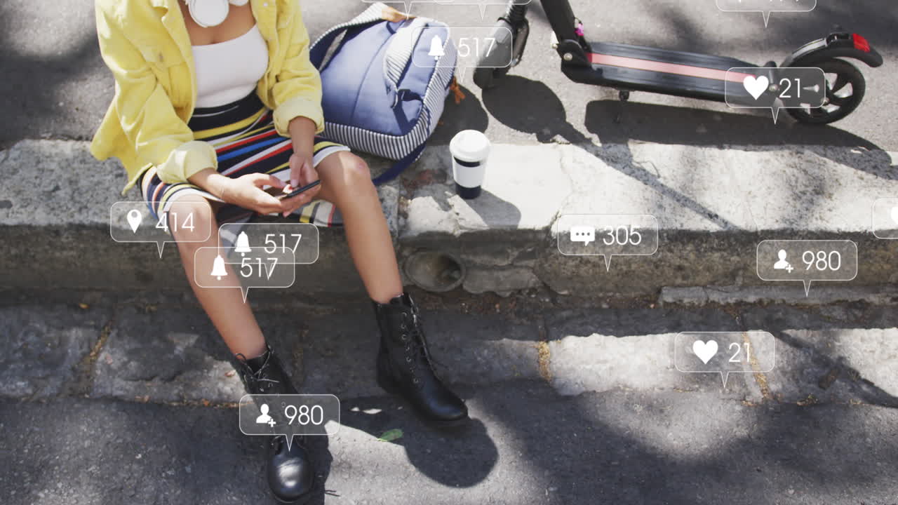 animación de iconos de redes sociales con números sobre una mujer biracial que usa un teléfono inteligente
