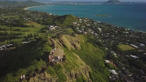 hermosa caminata con vista a la playa de hawai con un par de pastilleros en la parte superior