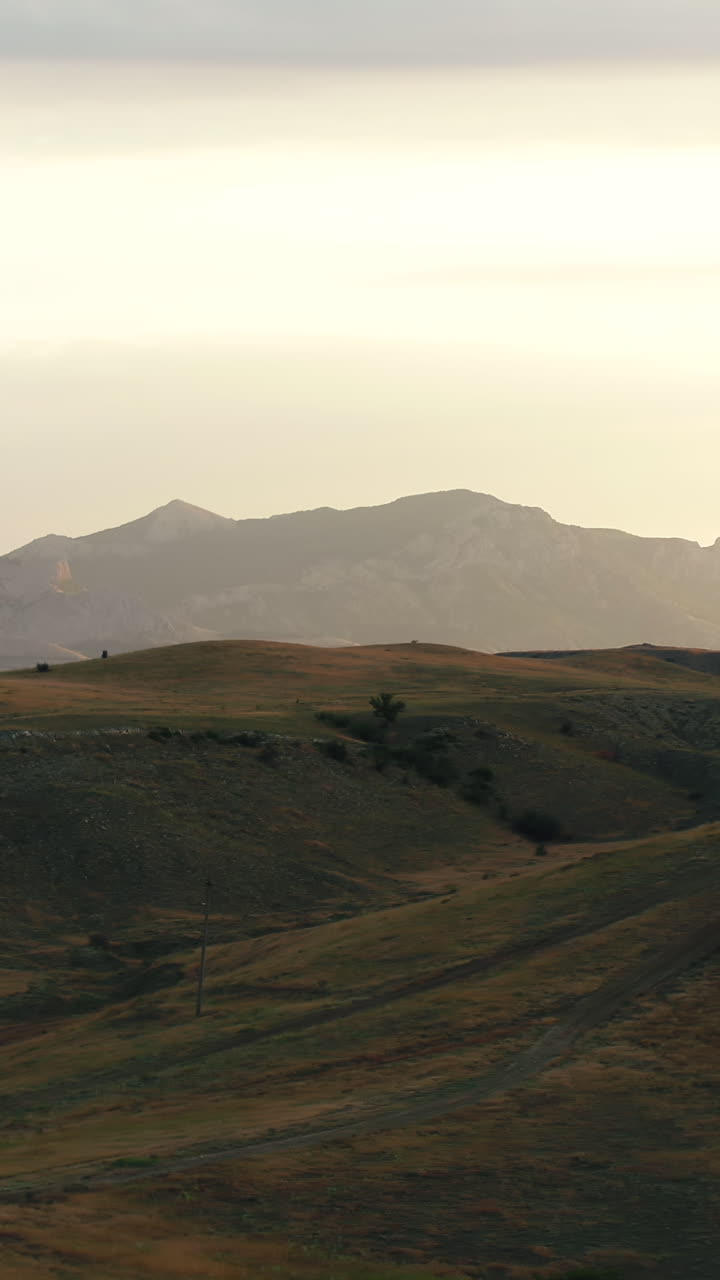 해가 뜨고 해가 지는 산악 풍경