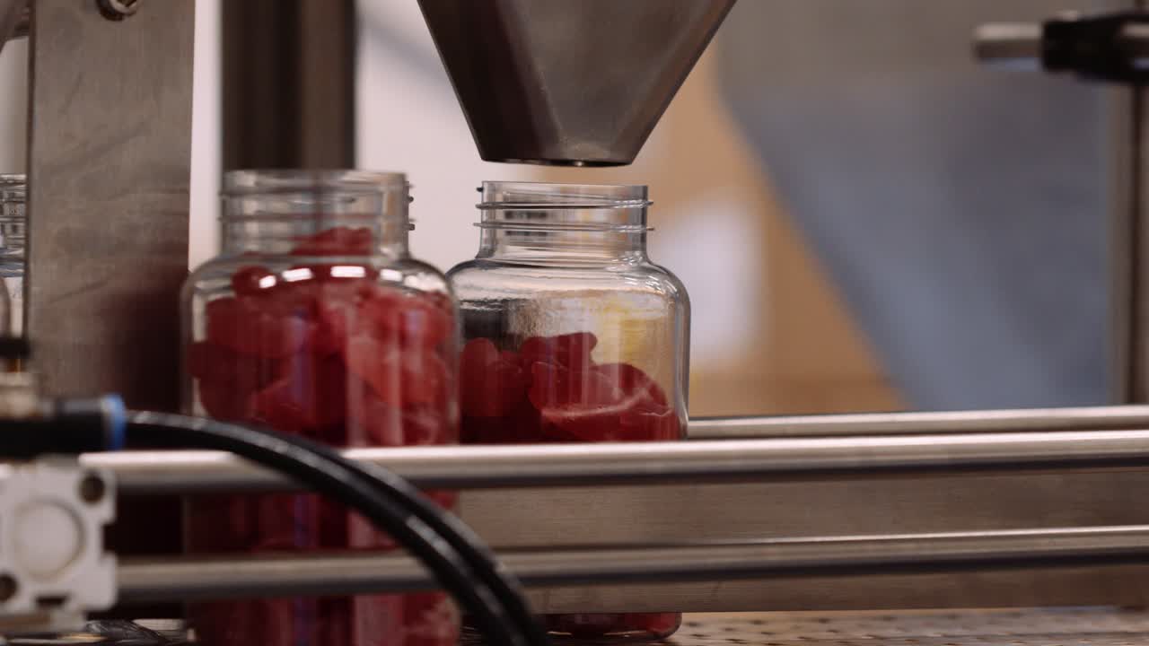 투명한 병에 종합비타민 보충제를 떨어뜨림 - 자동화된 제조