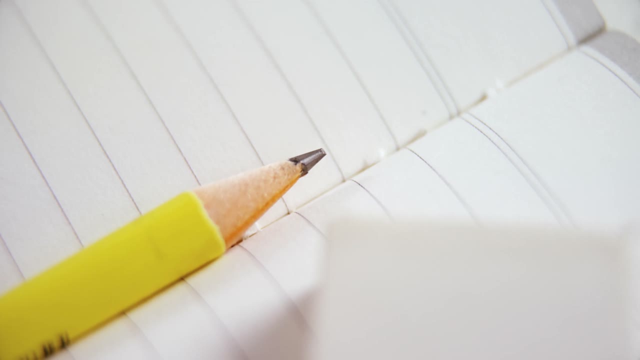 열려있는 일기 4k에 연필