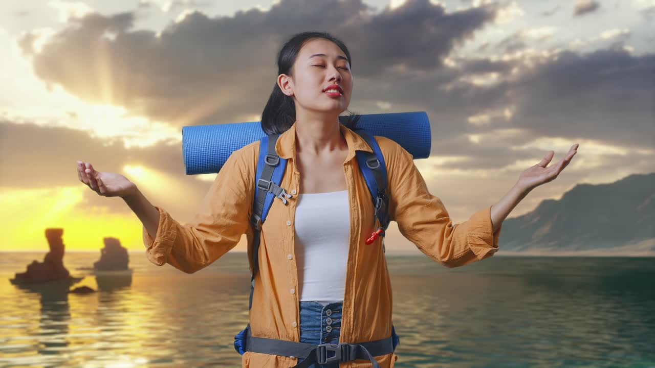 Pendaki Wanita Asia Dengan Ransel Mendaki Gunung Tersenyum Dan Merentangkan Tangan Menikmati Pemandangan Sekitar Sambil Berdiri di Pantai Saat Matahari Terbenam