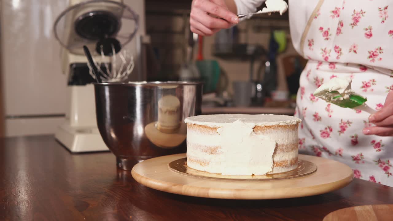 층 케이크 를 장식 하는 여자