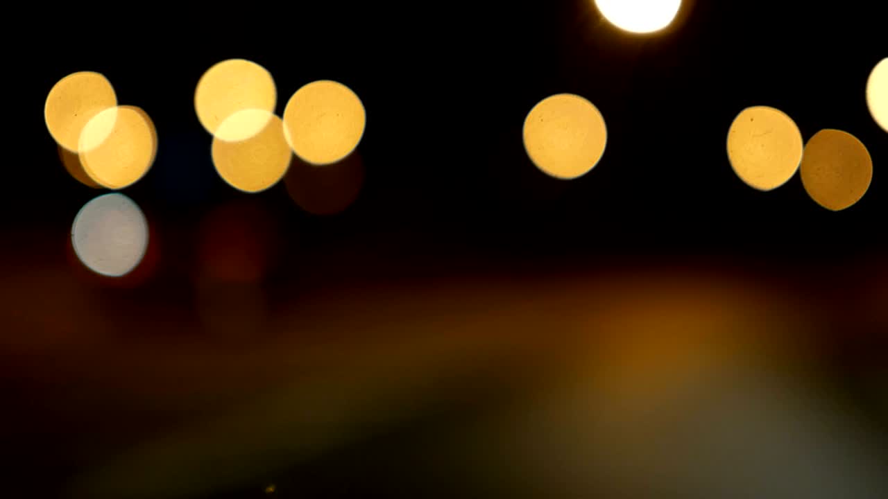 conducir un coche a través de la carretera de la noche, la autopista. luces desenfocadas calle de los ángeles resumen. ciudad fondo borroso. movimientos círculos bokeh de tráfico nocturno.