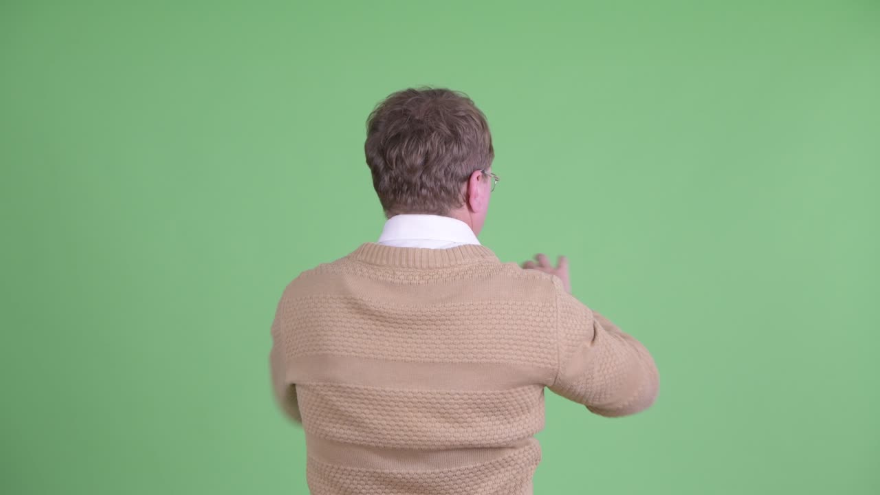 터치 스크린 제스처를 하는 남자 의 스튜디오 초상화