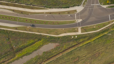 un solo archivo de tráfico que cruza la intersección uno por uno