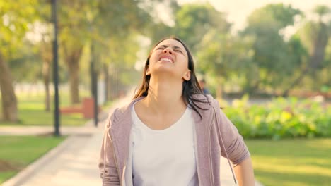niña india cansada después de correr en un parque por la mañana