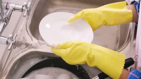 Close-up-on-a-woman-washing-up