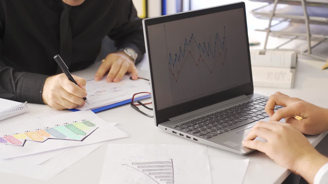 gli uomini d'affari impegnati stanno cercando di aumentare gli affari.