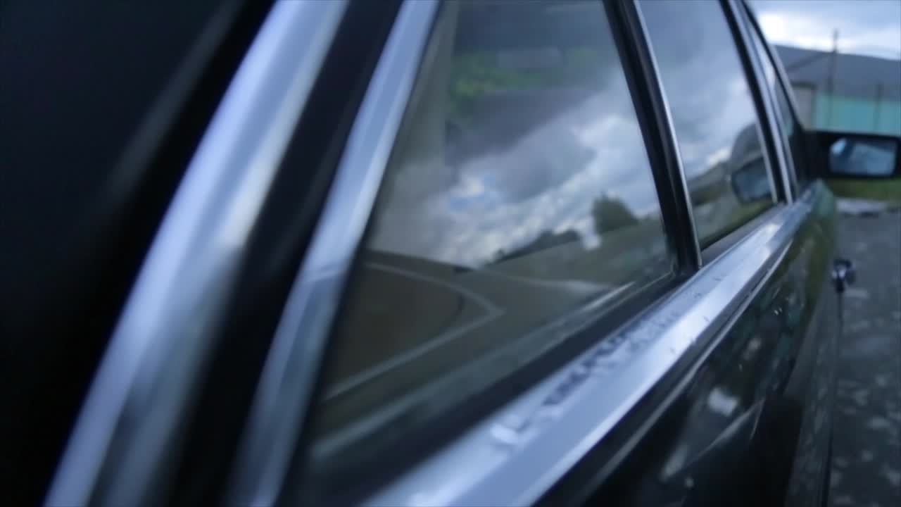 Primo Piano del Finestrino Laterale di un'Auto