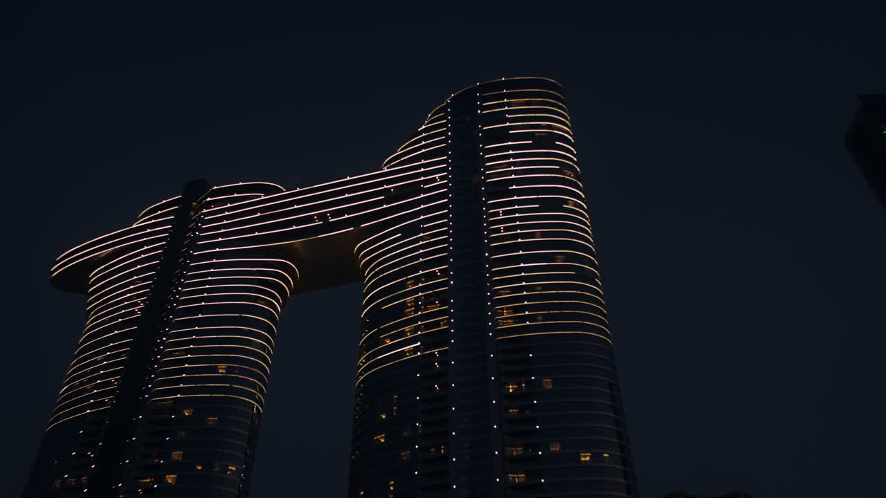 rascacielos arquitectónicos modernos por la noche