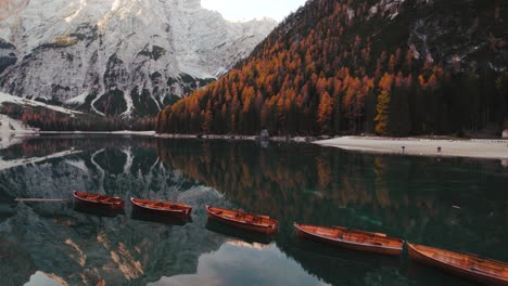 4K-Herbst-Herbst-Drohne-Antenne-Lago-Di-Braies-Pragser-Wildsee-Dolomiten-Italien