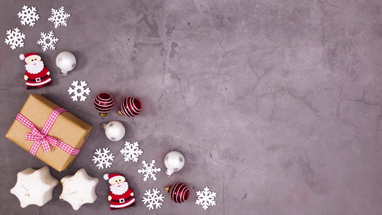 regalo, velas y adornos de navidad aparecen en el lado izquierdo.