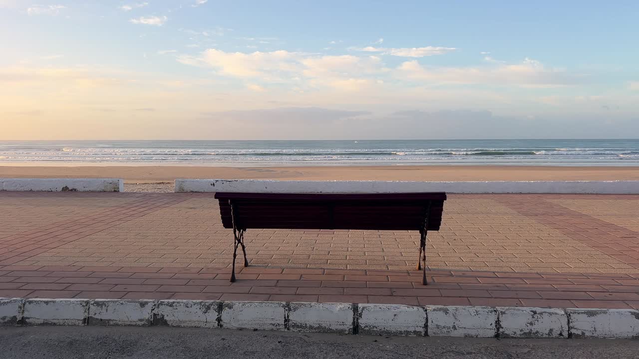 해변 앞에 외로이 놓인 벤치 사진