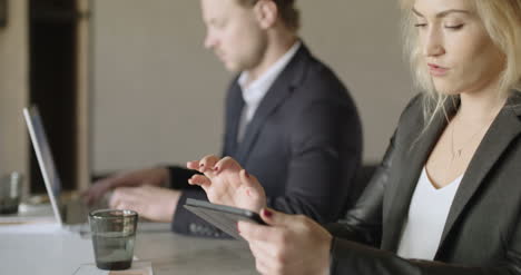 Geschäftsfrau-Mit-Digitalem-Tablet-Am-Schreibtisch-Im-Büro