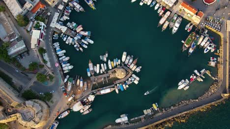 Puerto-De-Toma-Aérea-De-Arriba-Hacia-Abajo-En-Girne,-Chipre-Con-Barcos-Y-El-Castillo