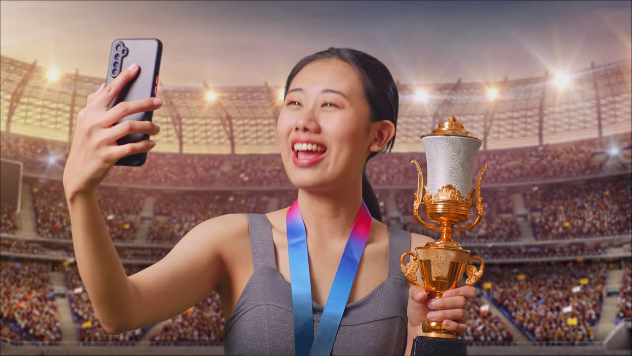 el ganador feliz tomando una selfie con el trofeo en un estadio