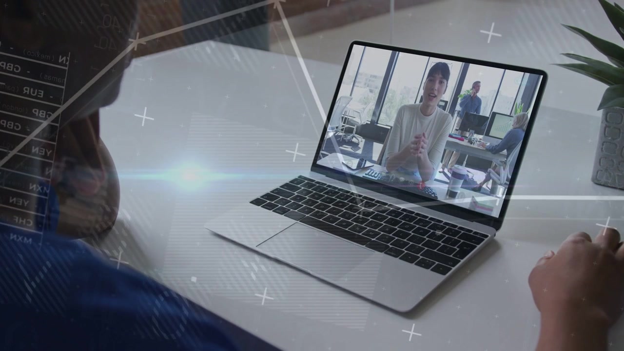 Kvindelig bruger skifter og engagerer sig, mens fjernkollega taler, forretningsoverlays fejer hen over laptop