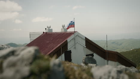 Mountain-cottage-on-peak-of-mountain-Snežnik,-with-more-visible-roof