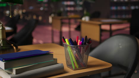 escritorio de estudio en una biblioteca o aula