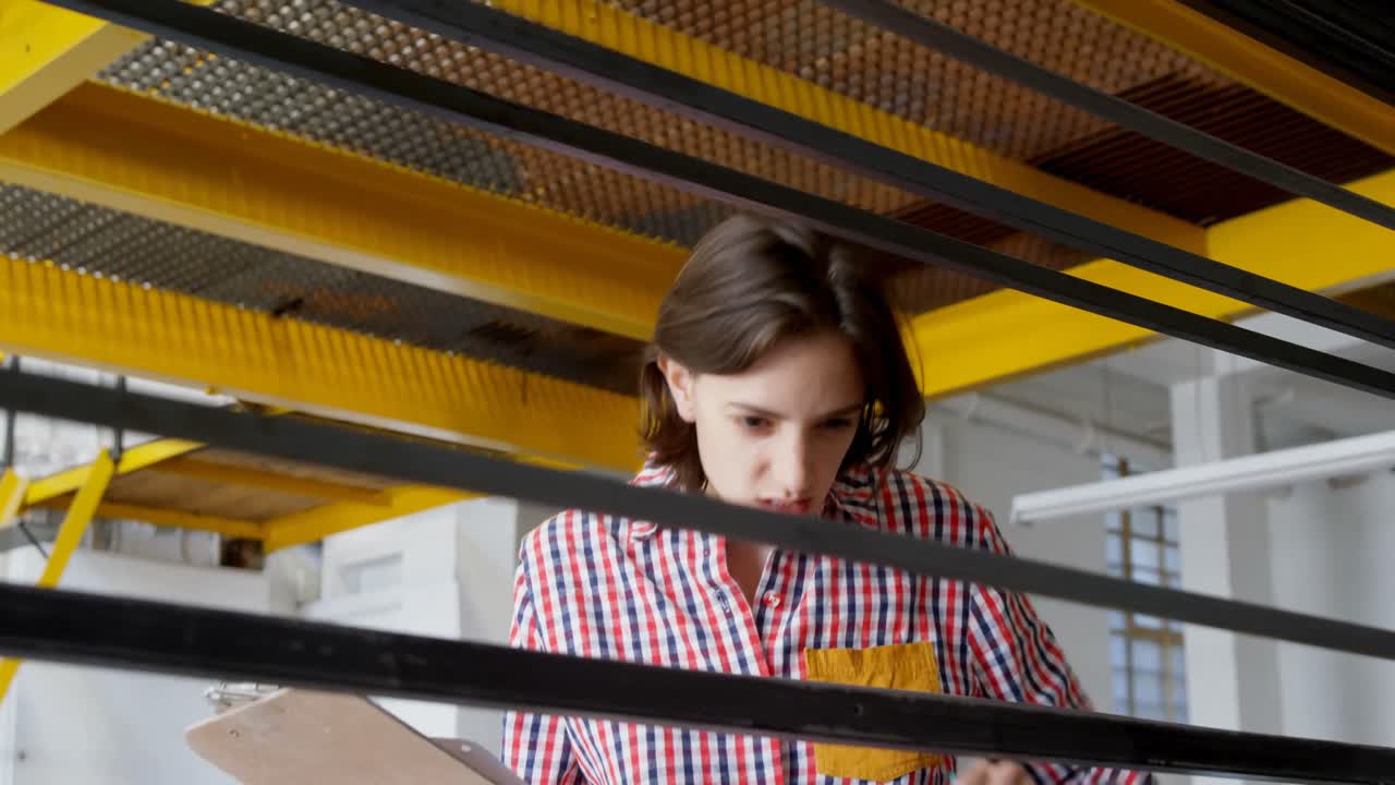 Falegname che controlla il materiale e scrive su un portablocco 4k