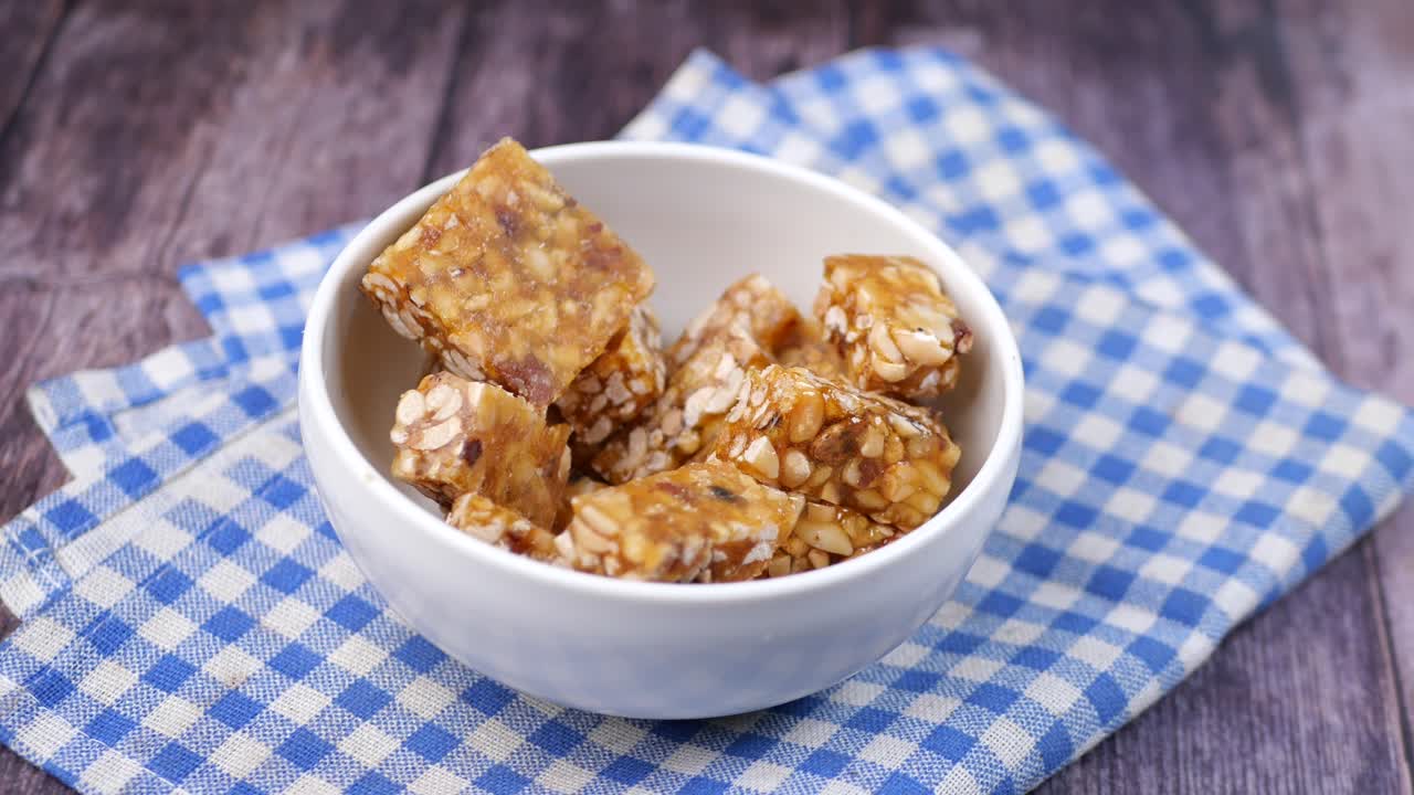 그 에서 땅콩 부서지기 쉬운 조각 을 손 으로 뽑는 것