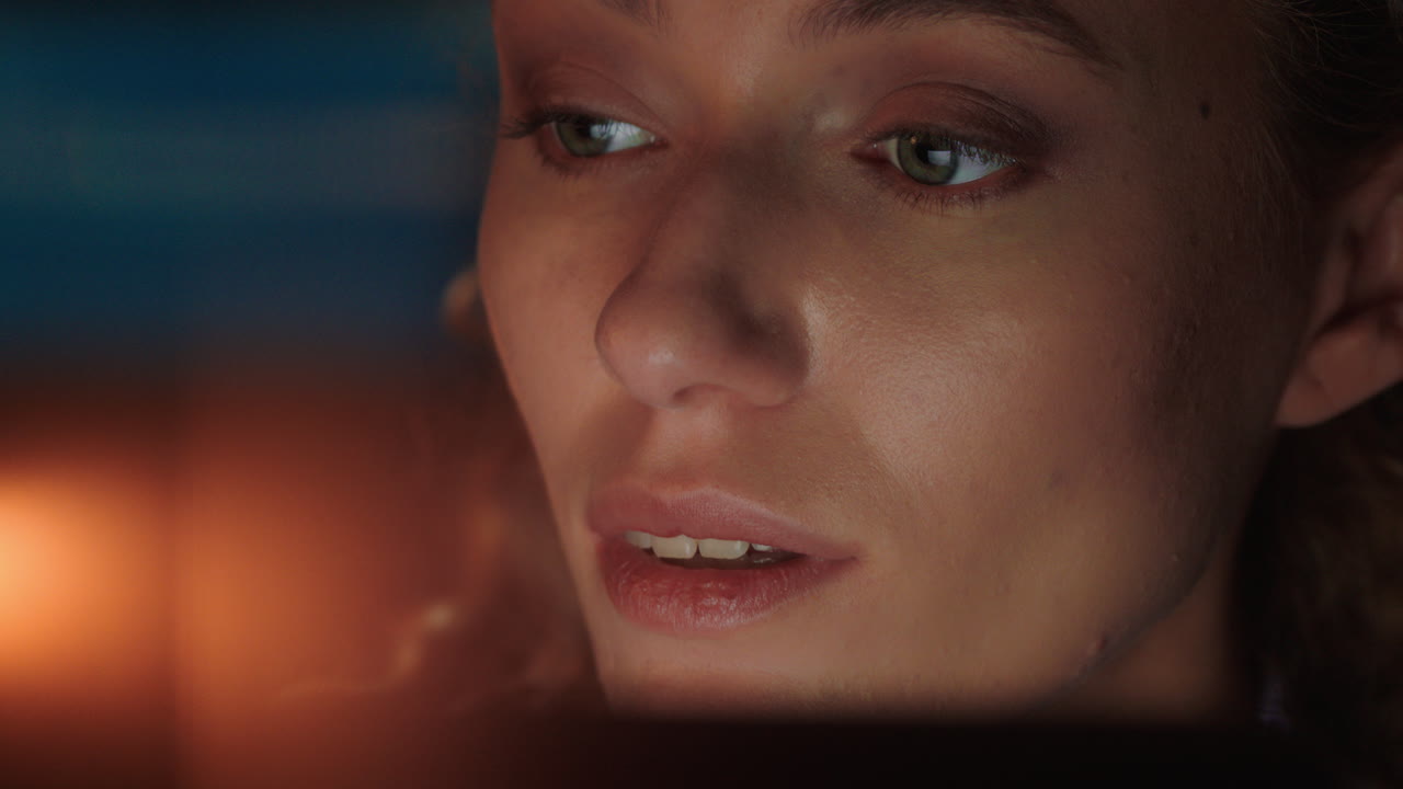 retrato de cerca de una mujer hermosa usando una tableta trabajando hasta tarde navegando por internet mirando la pantalla disfrutando de la comunicación en línea